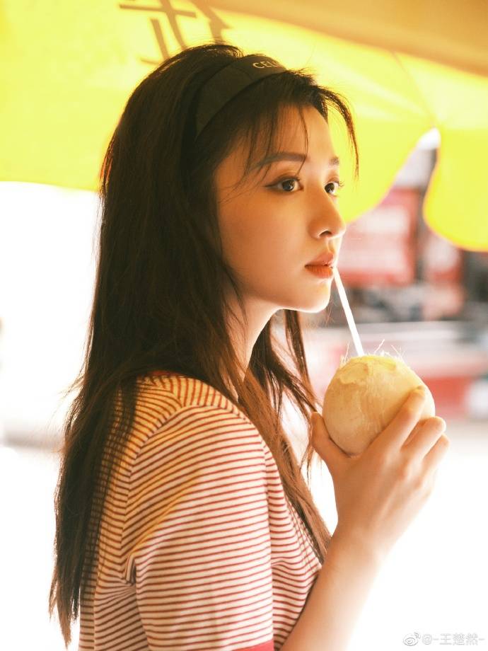 王楚然发微博写真大秀白皙香肩!春青可爱美少女一枚