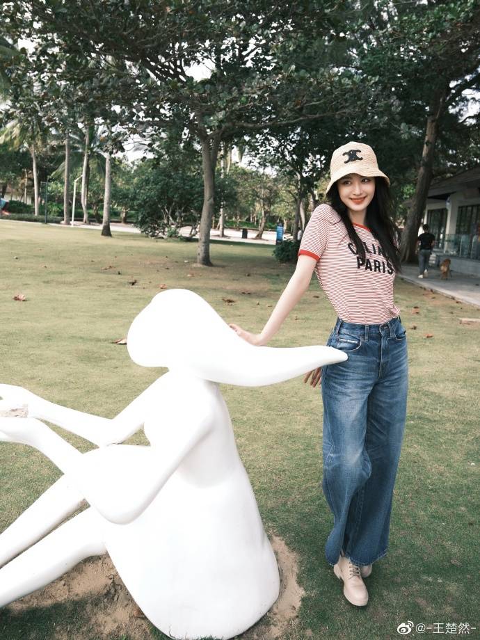 王楚然发微博写真大秀白皙香肩!春青可爱美少女一枚