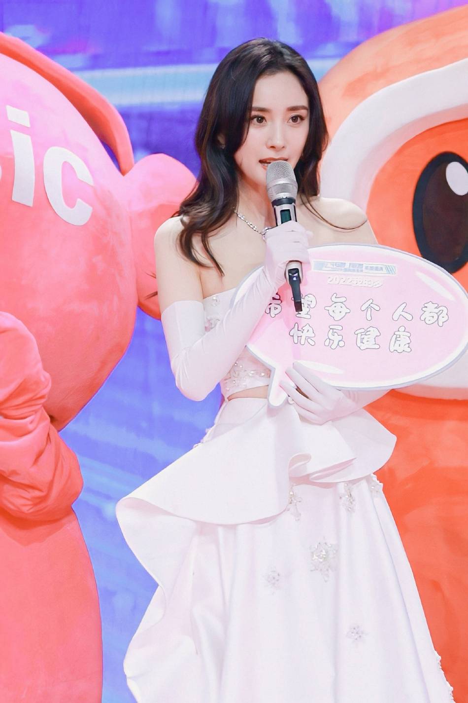 杨幂穿露腰开衩长裙美若天仙!肤白貌美性感迷人