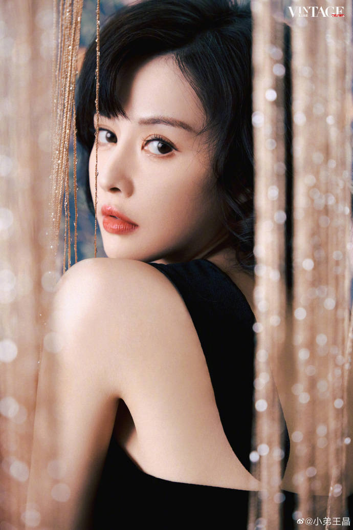 “小昭”云千千被王晶大赞像关之琳！新写真大秀香肩