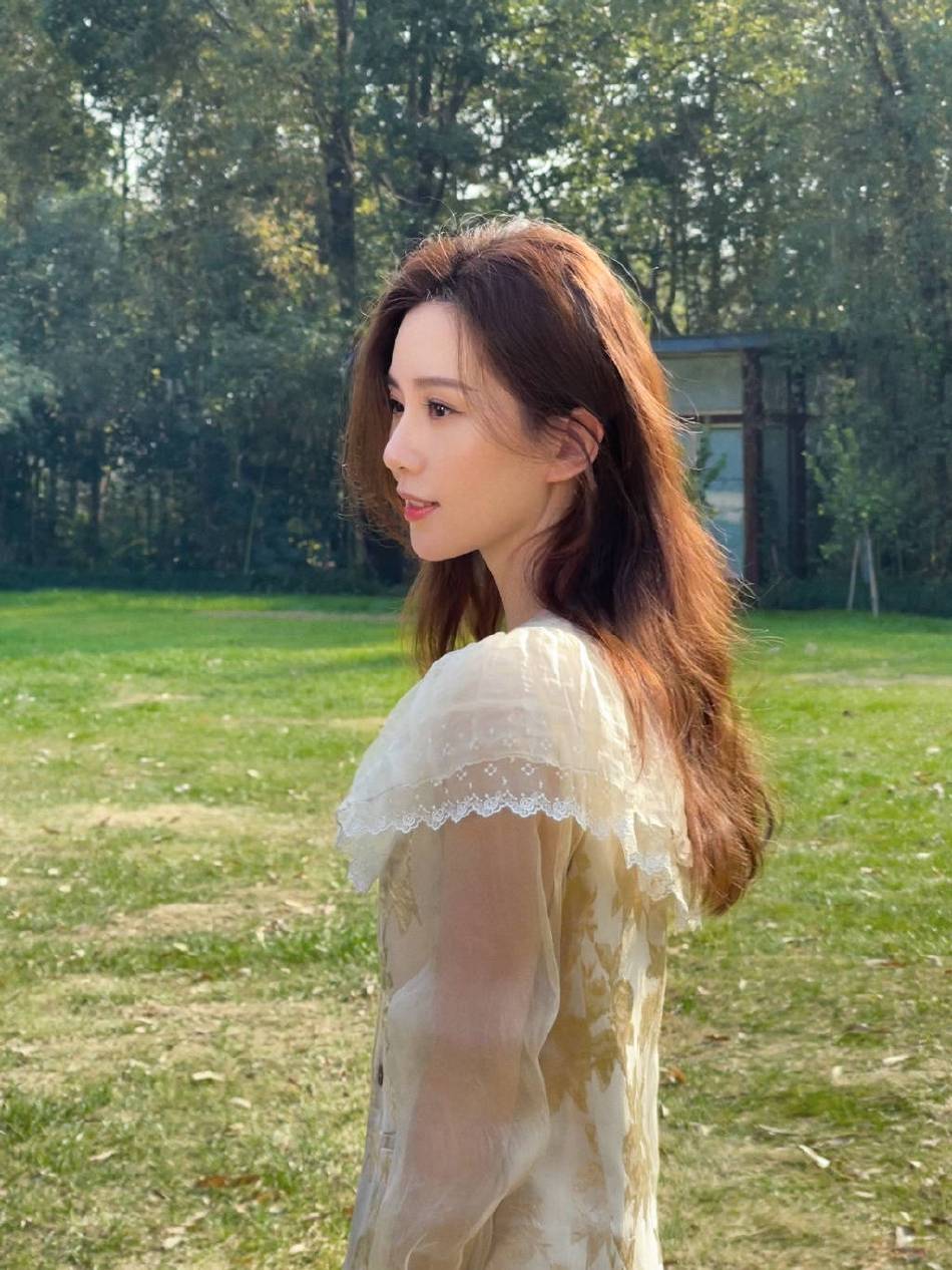 刘诗诗穿米色长纱裙温婉动人,超甜美!
