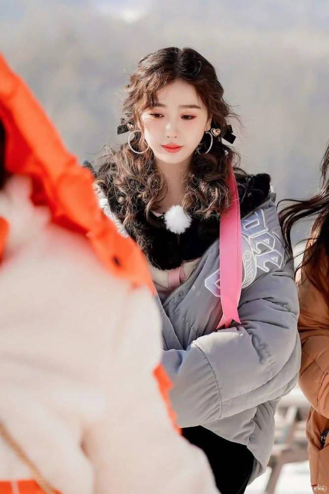 虞书欣棉服打扮保暖洋气,双马尾羊毛卷超乖巧