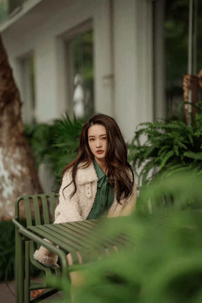 李沁衬衣马甲配长裙，花园中拍照宛如小精灵 时尚 第6张