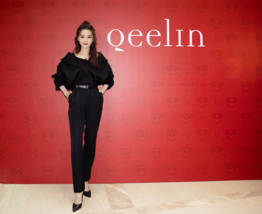 刘诗诗红裙造型搭配棕色卷发温婉动人，皮肤细腻五官精致