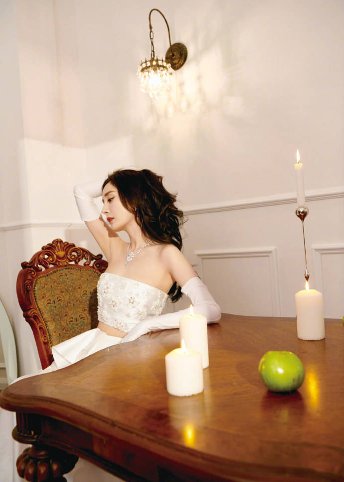 杨幂穿白色绣花长裙大秀美背!魔鬼身材性感撩人