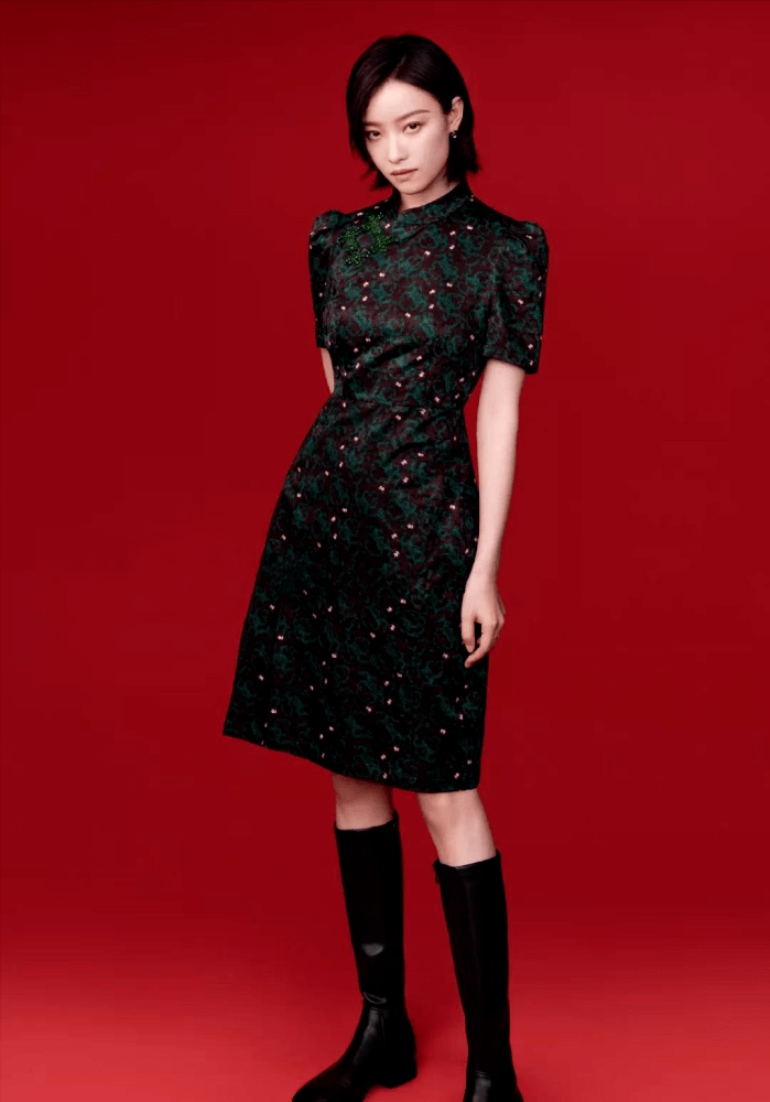 倪妮冷艳脸穿啥都高级，奶奶辈复古绿旗袍穿身上也不老气