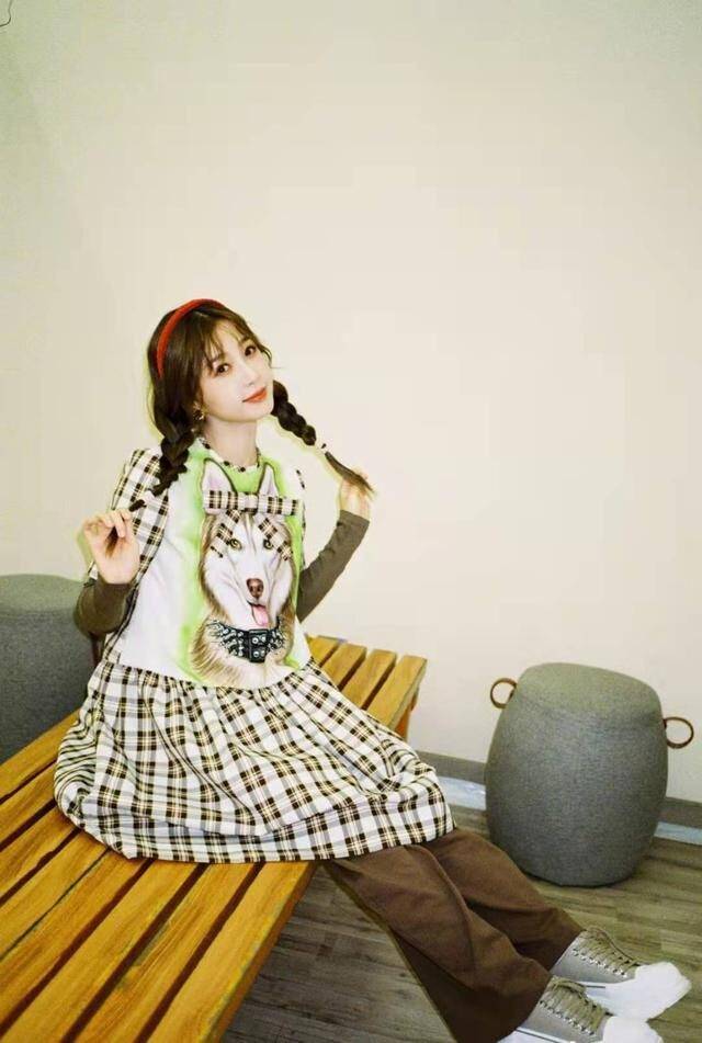 虞书欣羽绒服搭配格纹裙俏皮又保暖,配色充满青春活力