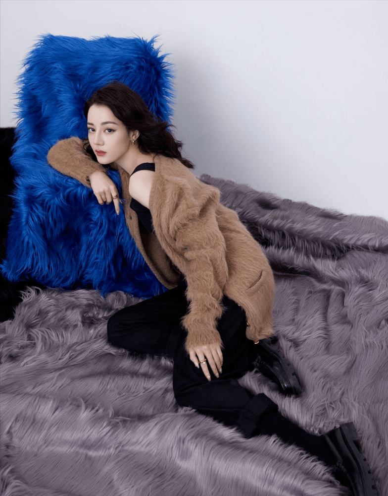 迪丽热巴脸型太精致，随性穿衣打扮也抵挡不住高级感！