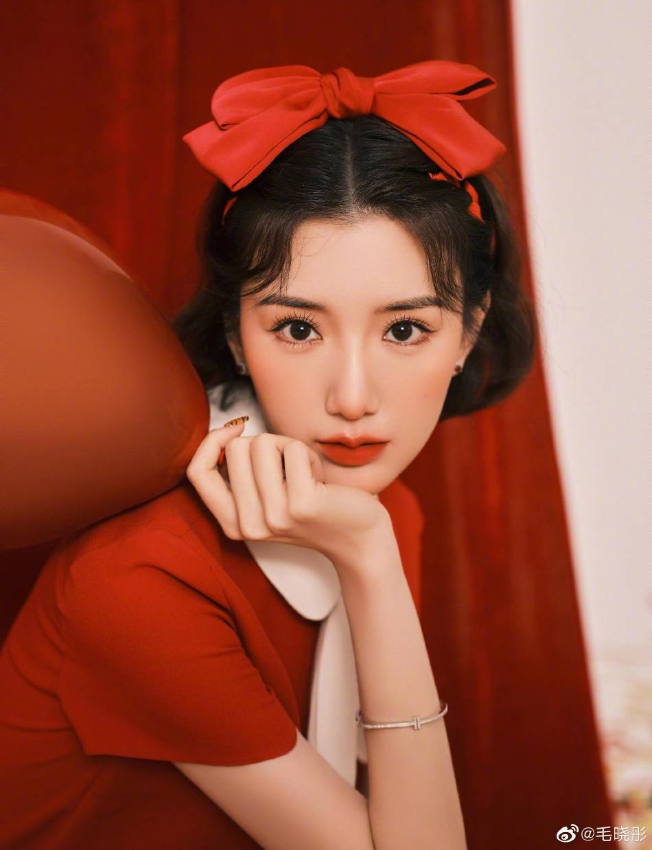 毛晓彤化身红雪公主大秀玉腿!肤白貌美太性感撩人