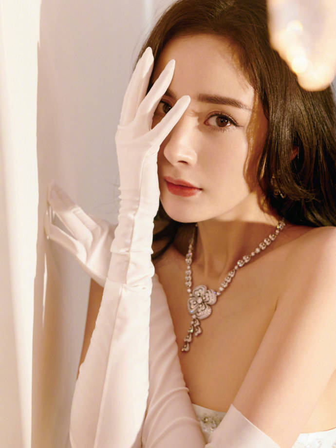 杨幂穿白色绣花长裙大秀美背!魔鬼身材性感撩人