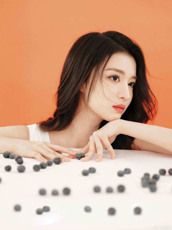 王楚然发微博写真大秀白皙香肩!春青可爱美少女一枚