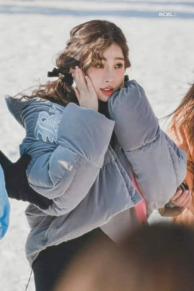 虞书欣棉服打扮保暖洋气,双马尾羊毛卷超乖巧