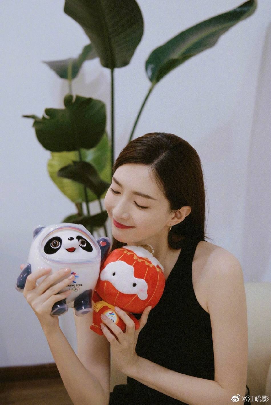 江疏影晒与冰墩墩雪容融合照！展现成熟女人魅力