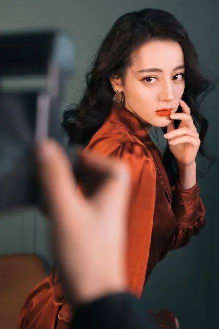 迪丽热巴穿棕红色长裙超妩媚!肤白貌美太惊艳