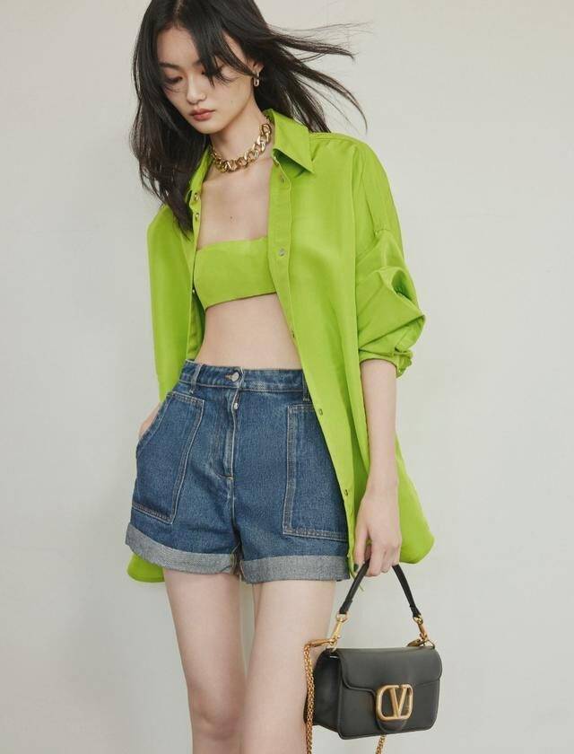 95后超模贺聪衬衣里面只穿一片布就出镜,身材比例绝了