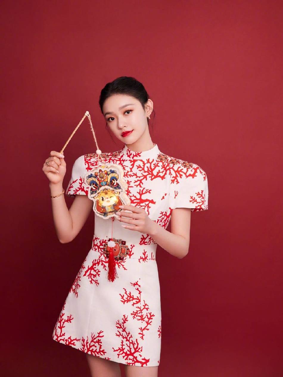 林允元宵晚会美图靓丽多姿!中国风元素俏皮可爱