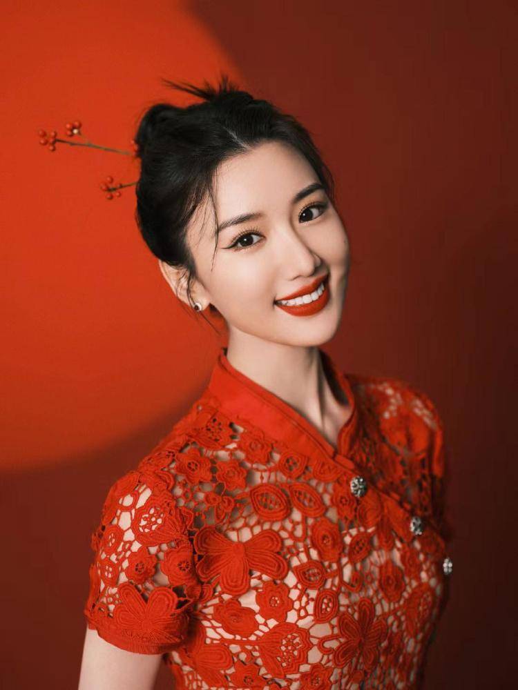毛晓彤旗袍造型红衣红唇笑容甜美，真是太美了！ 时尚 第3张