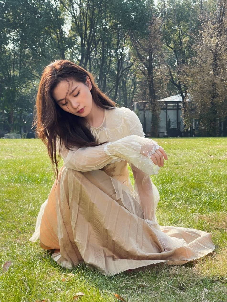 刘诗诗穿米色长纱裙温婉动人,超甜美!