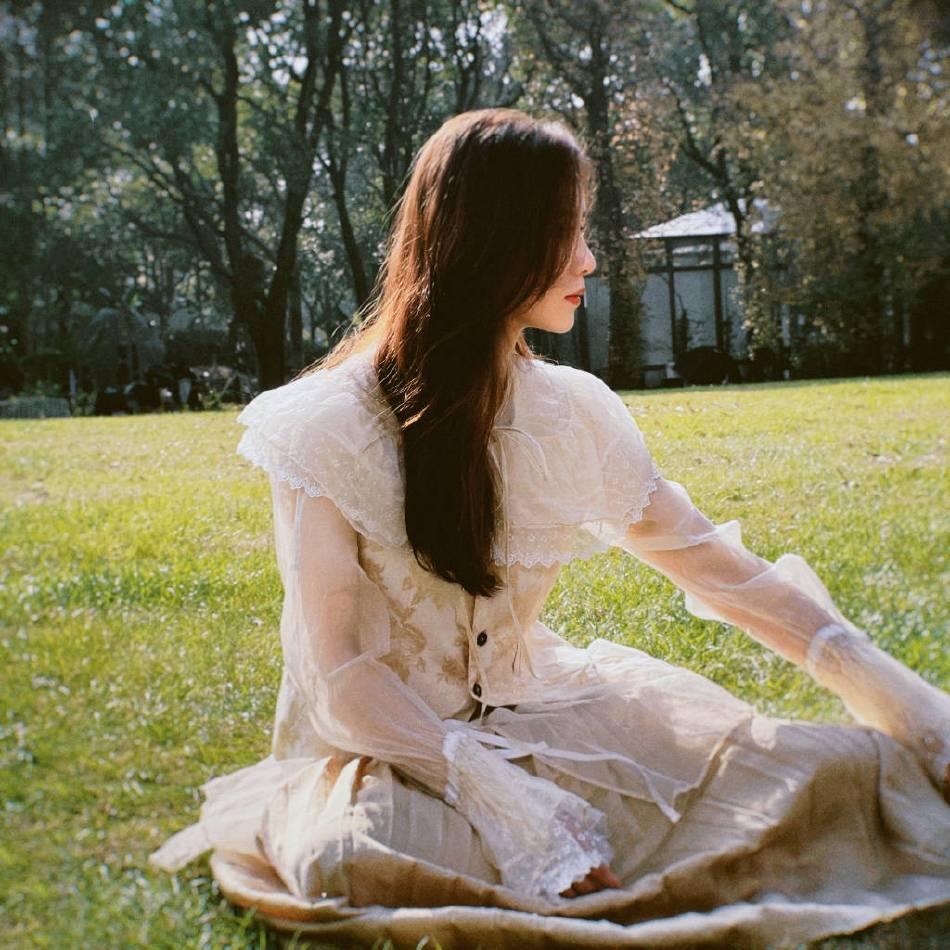 刘诗诗穿米色长纱裙温婉动人,超甜美!