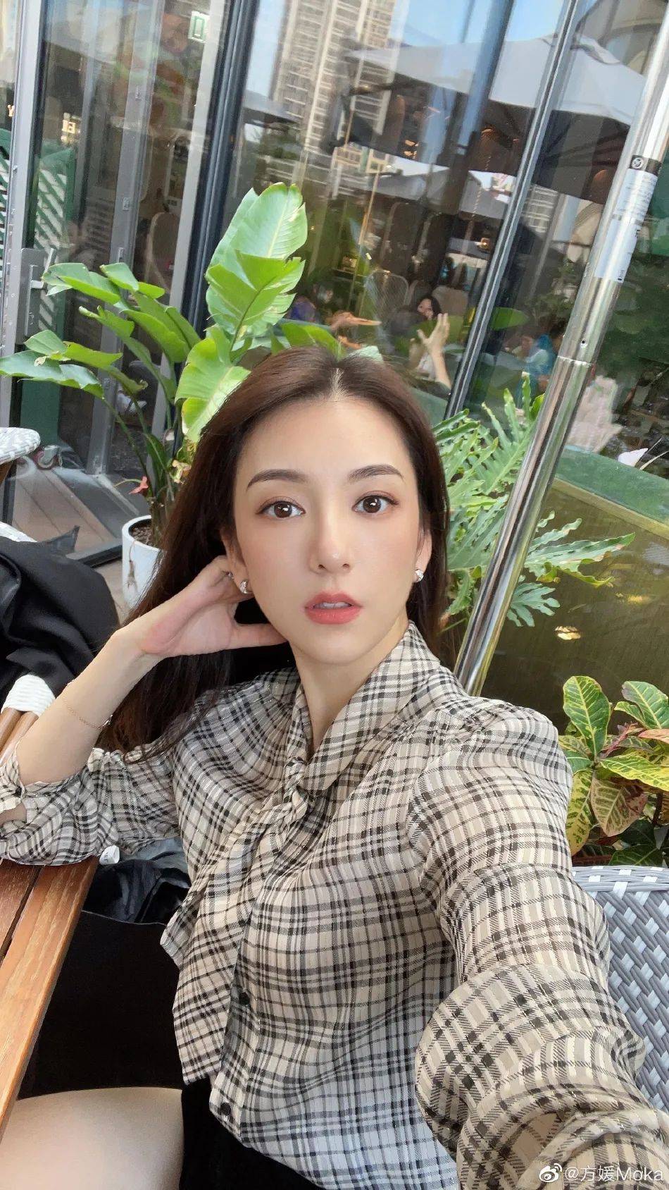 方媛写真大秀美腿!雪肤玉貌太惊艳迷人