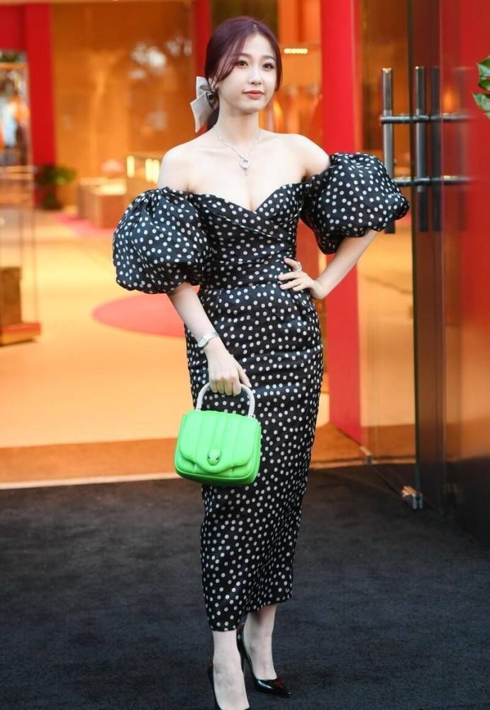 虞书欣粉色抹胸裙配白色手袋挺优雅，穿出了富千金气质