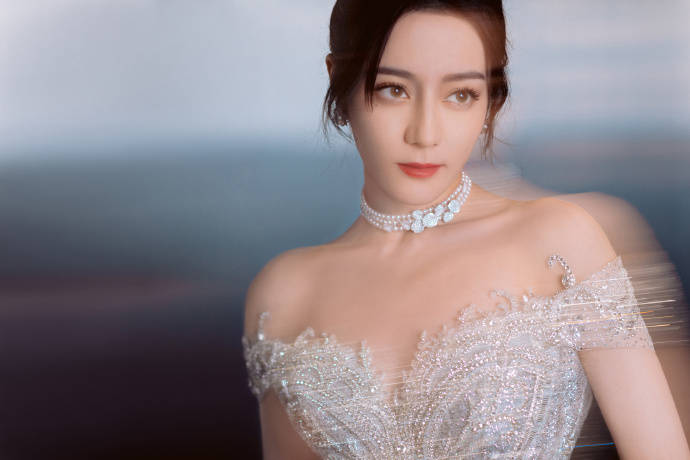 迪丽热巴紧身礼服明艳动人！大秀香肩事业线性感迷人