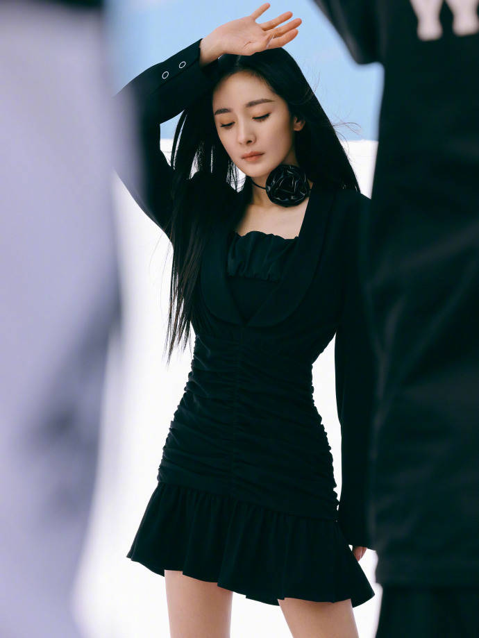 当红女星杨幂最新靓图写真!穿黑色连衣裙又美又飒