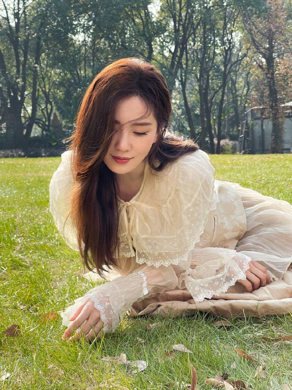 刘诗诗穿米色长纱裙温婉动人,超甜美!