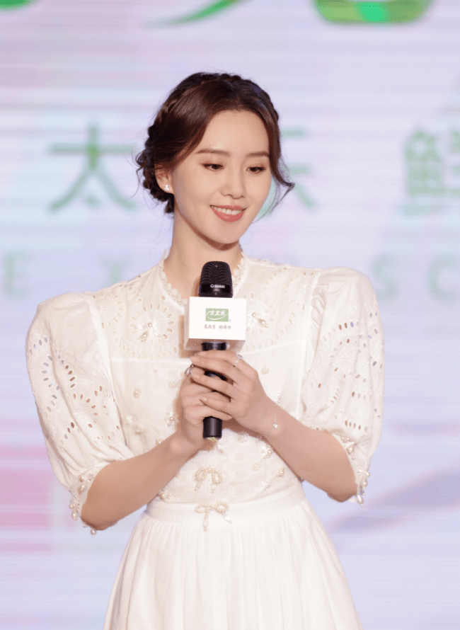 刘诗诗红裙造型搭配棕色卷发温婉动人，皮肤细腻五官精致