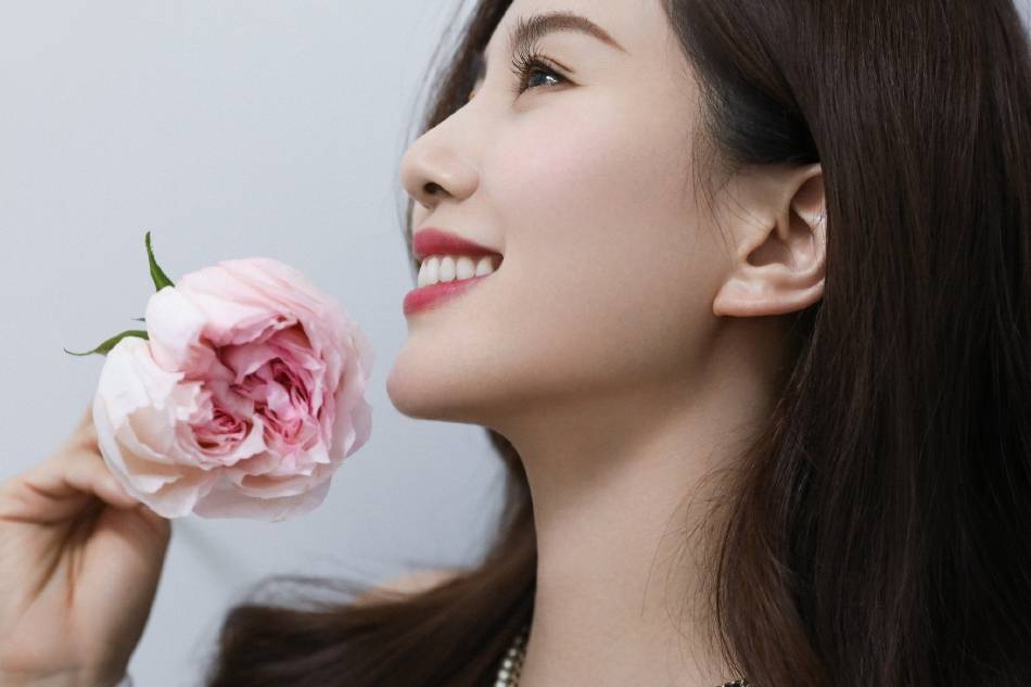 刘诗诗手持玫瑰微笑甜美大秀香肩!知性优雅美得让人心动