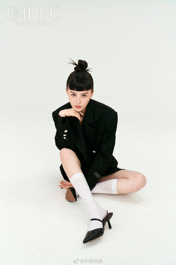 “小昭”云千千杂志美图大秀长腿!魅力十足性感迷人