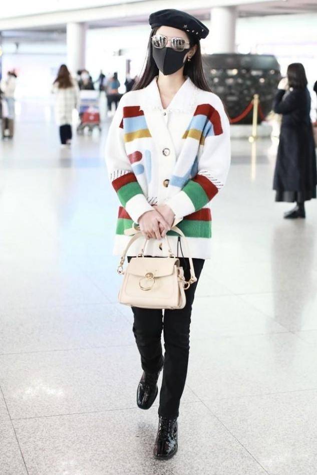 陈都灵机场街拍:“奶奶衣柜”开衫穿搭成熟不少