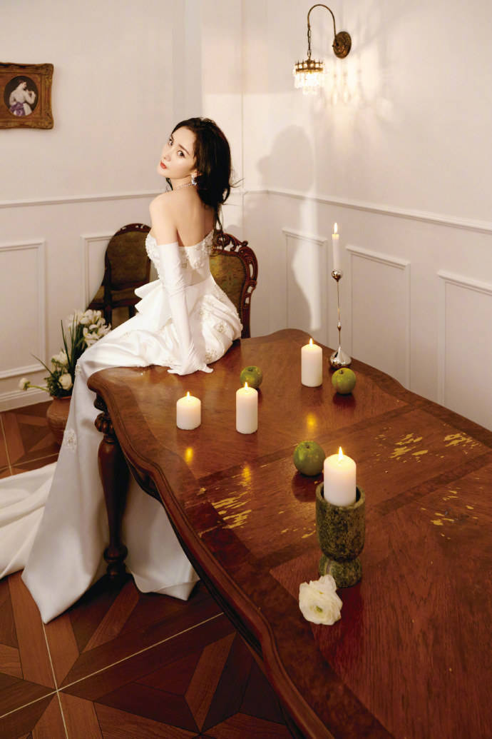 杨幂穿白色绣花长裙大秀美背!魔鬼身材性感撩人