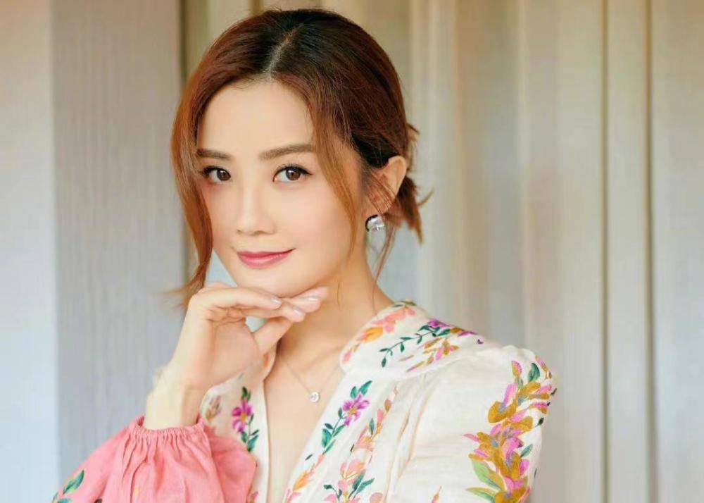 毛晓彤旗袍造型红衣红唇笑容甜美，真是太美了！ 时尚 第10张