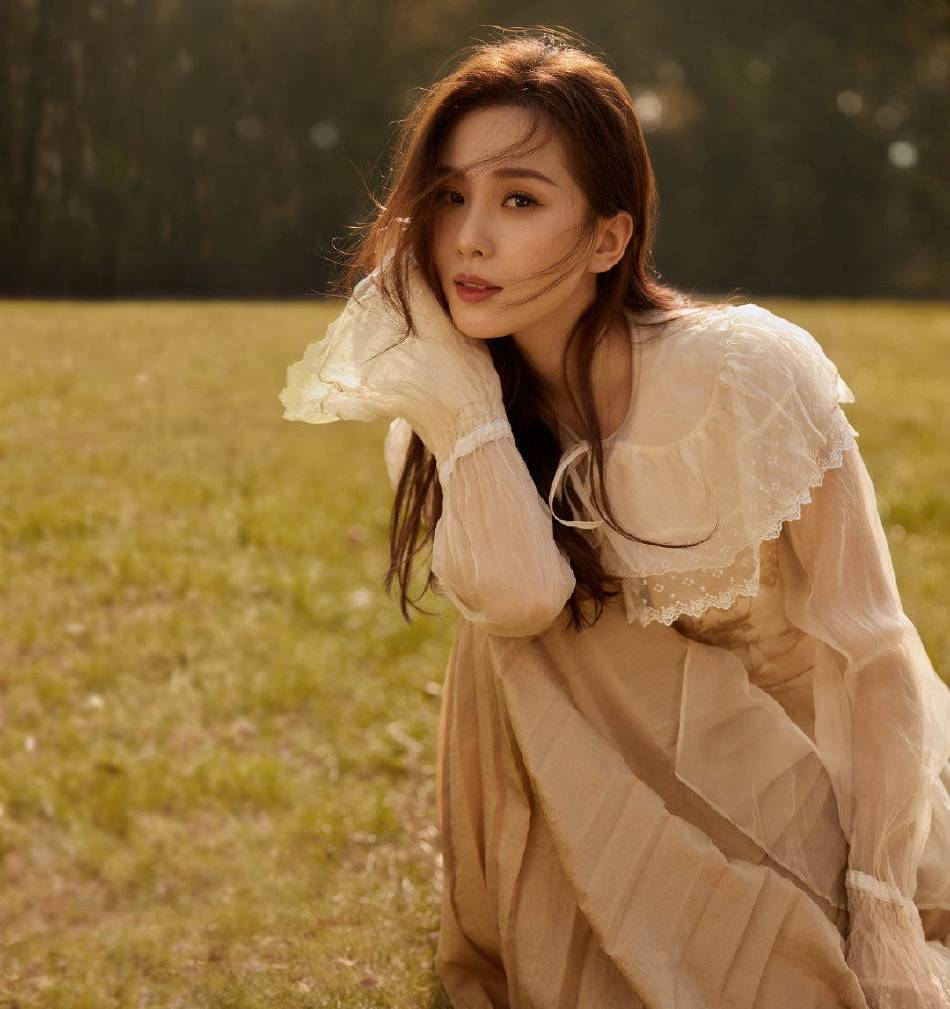 刘诗诗穿米色长纱裙温婉动人,超甜美!