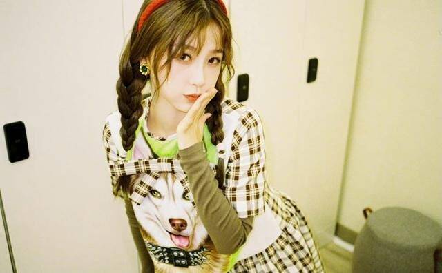 虞书欣羽绒服搭配格纹裙俏皮又保暖,配色充满青春活力