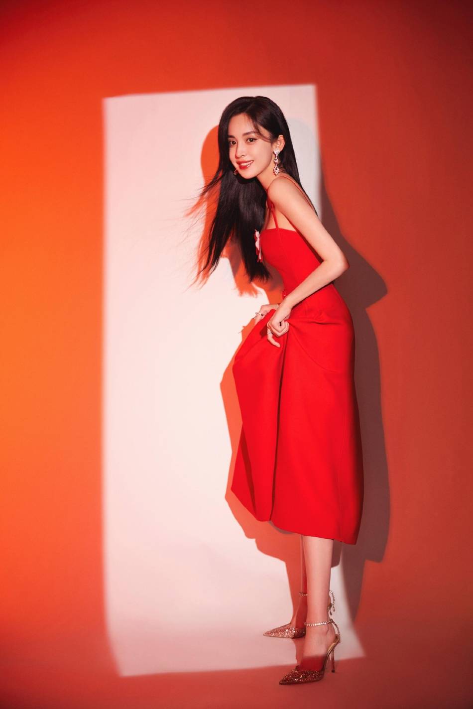 娜扎穿着烈焰红裙美若天仙，长发披肩魅力十足！