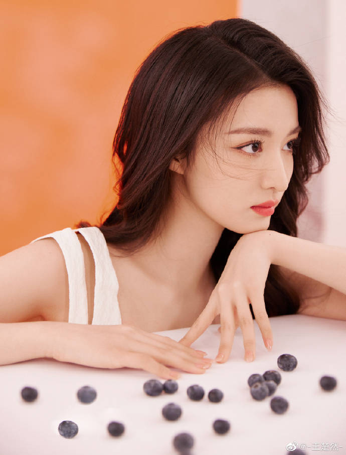 王楚然发微博写真大秀白皙香肩!春青可爱美少女一枚