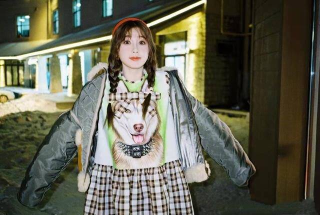 虞书欣羽绒服搭配格纹裙俏皮又保暖,配色充满青春活力