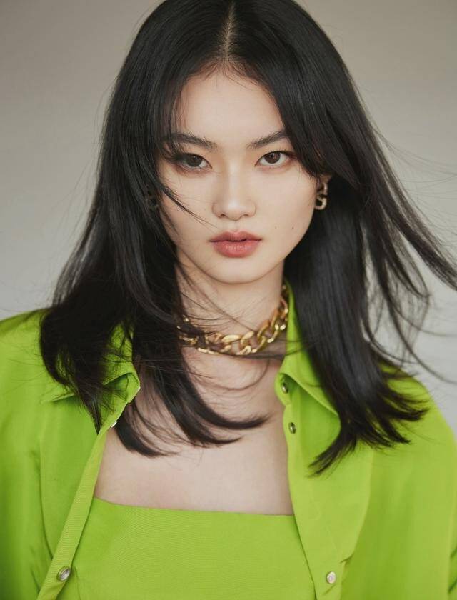 95后超模贺聪衬衣里面只穿一片布就出镜,身材比例绝了