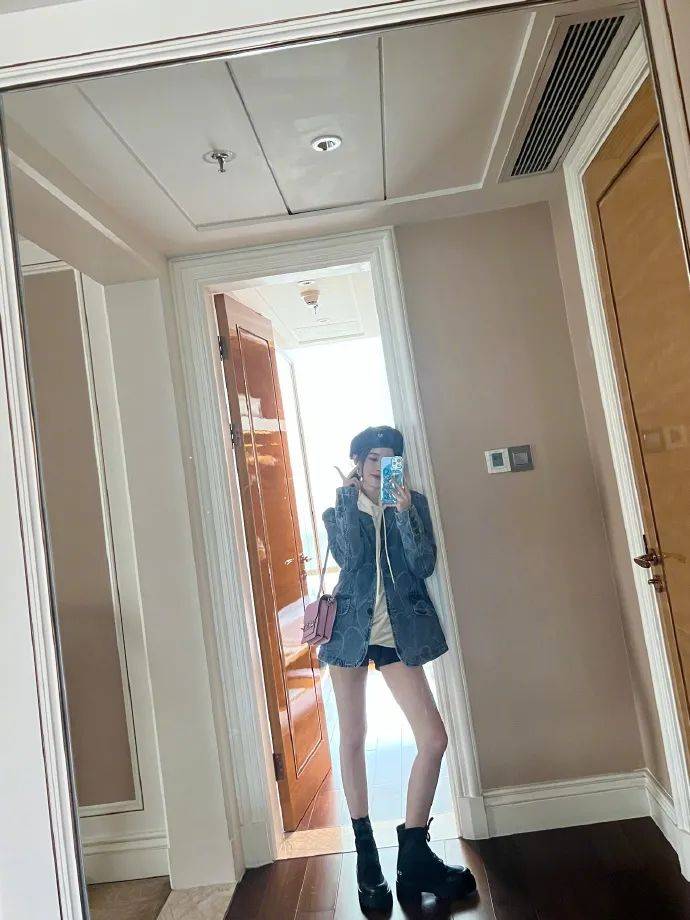 鞠婧祎穿牛仔裤曼妙身材超赞！肌肤白皙美貌动人