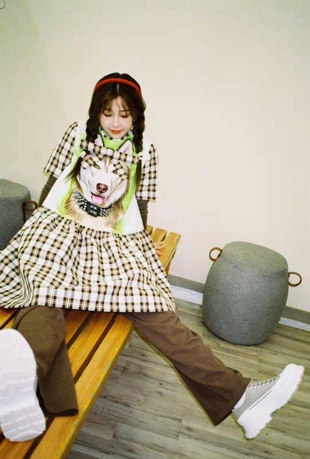 虞书欣羽绒服搭配格纹裙俏皮又保暖,配色充满青春活力