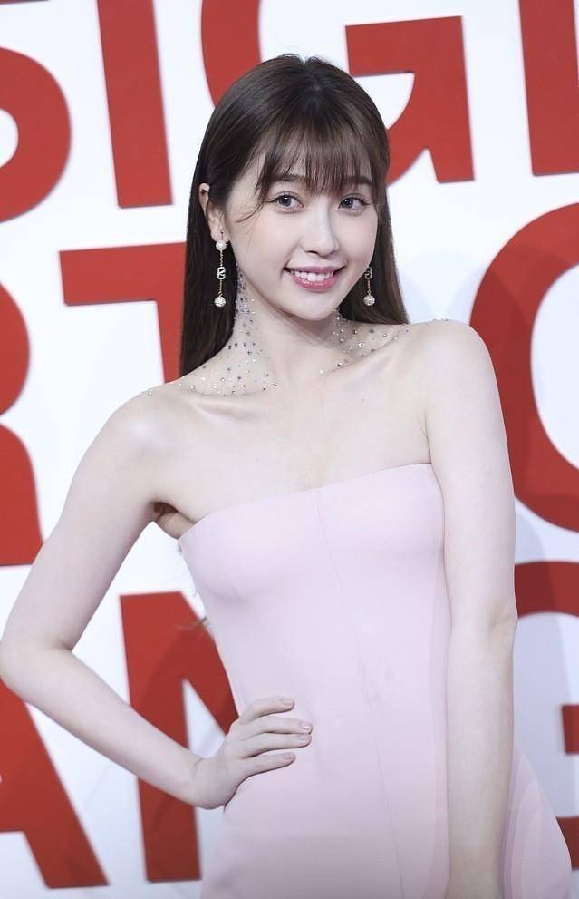 虞书欣粉色抹胸裙配白色手袋挺优雅，穿出了富千金气质