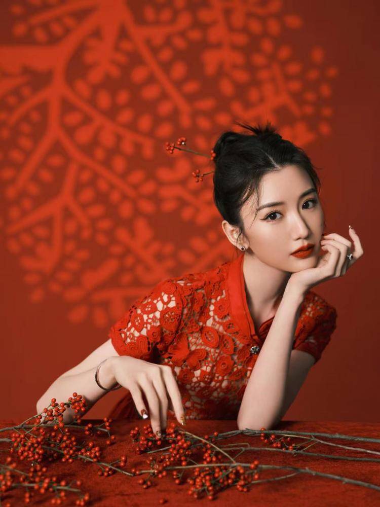 毛晓彤旗袍造型红衣红唇笑容甜美，真是太美了！ 时尚 第2张