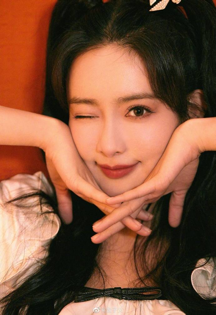 孟子义晒美图大秀白皙玉腿！性感甜美太迷人