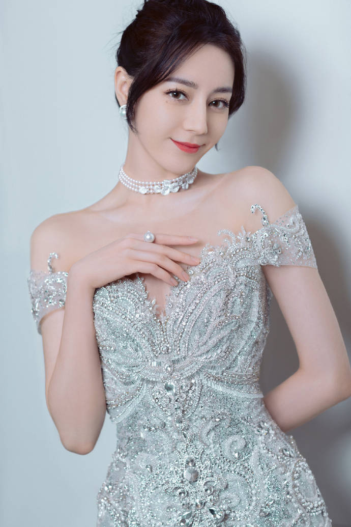 迪丽热巴紧身礼服明艳动人！大秀香肩事业线性感迷人