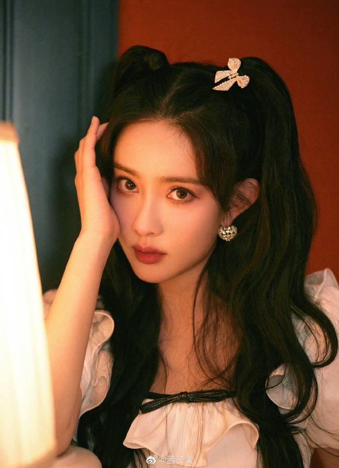 孟子义晒美图大秀白皙玉腿！性感甜美太迷人