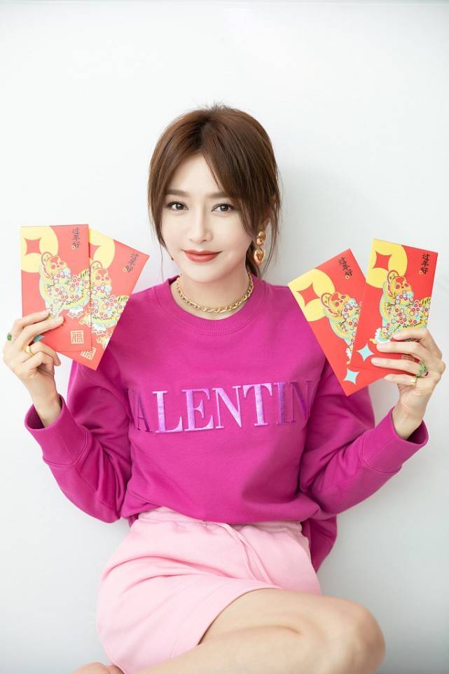 秦岚奶穿彩色针织开衫配衬衫好甜美，新年穿搭太养眼