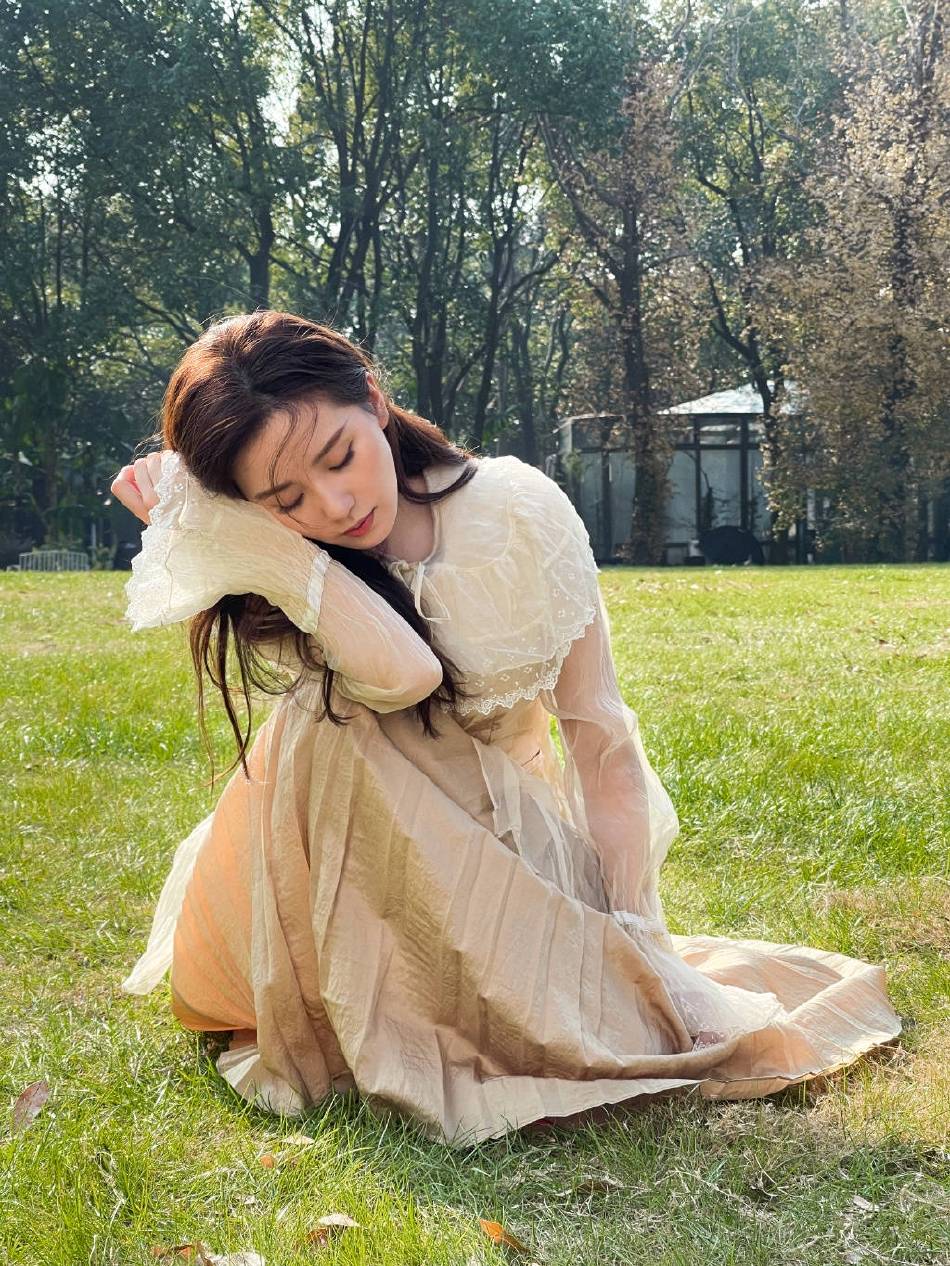 刘诗诗穿米色长纱裙温婉动人,超甜美!