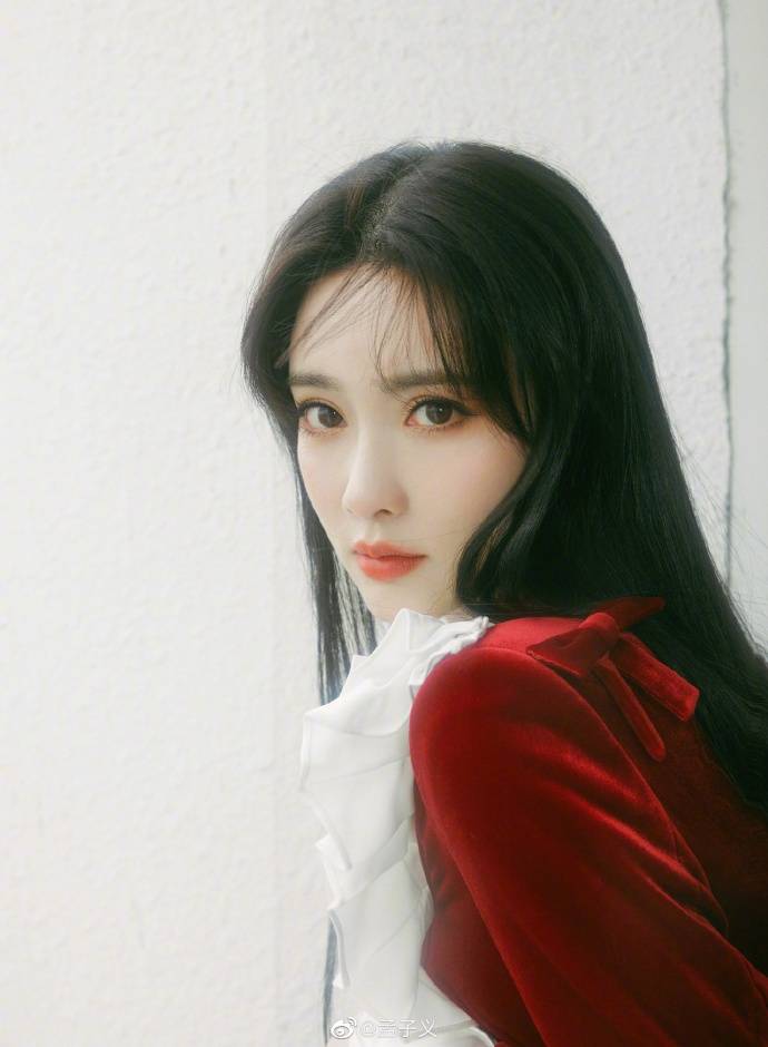 孟子义晒美图大秀白皙玉腿！性感甜美太迷人